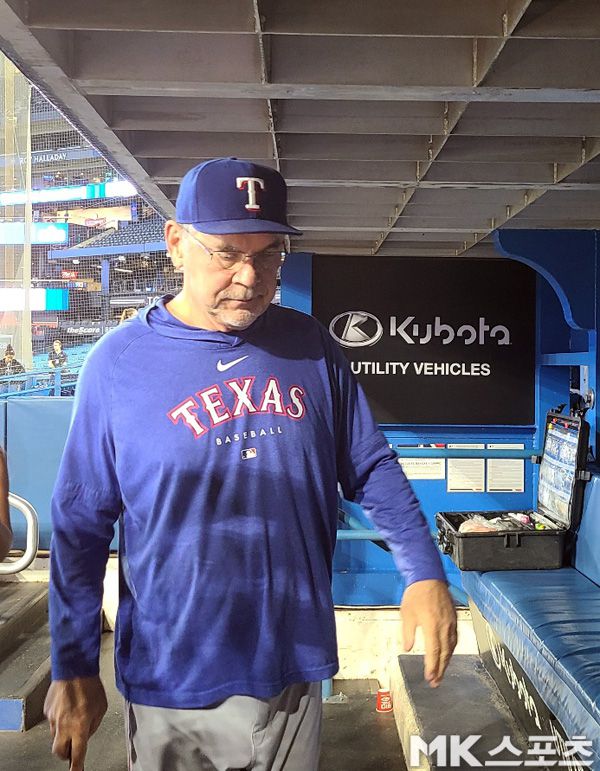 보치 텍사스 감독이 인터뷰를 위해 더그아웃으로 들어오고 있다. 사진(캐나다 토론토)= 김재호 특파원