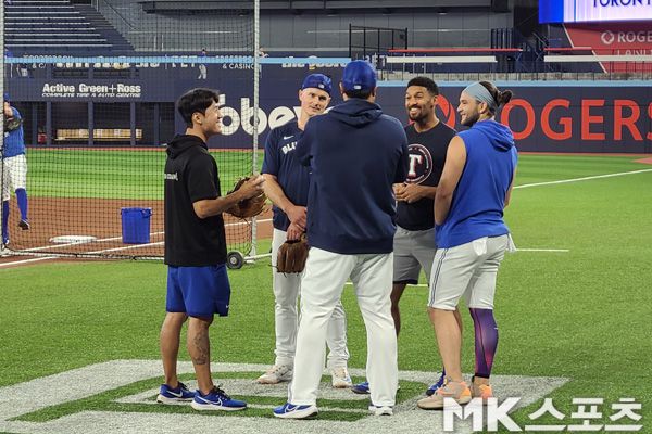 류현진이 맷 채프먼, 보 비셋과 함께 과거 팀 동료였던 마르커스 시미엔과 얘기를 나누고 있다. 사진(캐나다 토론토)= 김재호 특파원
