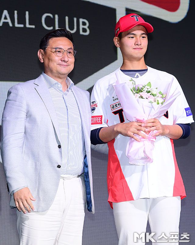 KIA 심재학 단장이 2024 KBO 신인 드래프트 1라운드에서 강릉고 투수 조대현을 지명했다. 사진(소공동)=김영구 기자
