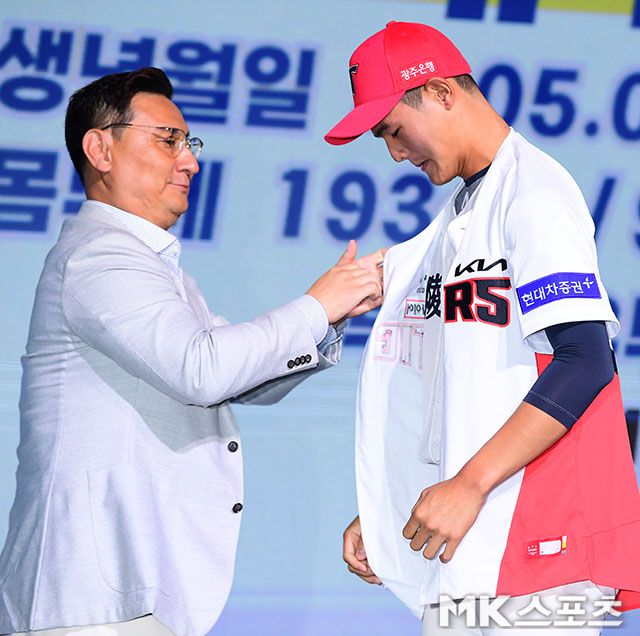 KIA 심재학 단장이 2024 KBO 신인 드래프트 1라운드에서 강릉고 투수 조대현을 지명했다. 사진(소공동)=김영구 기자