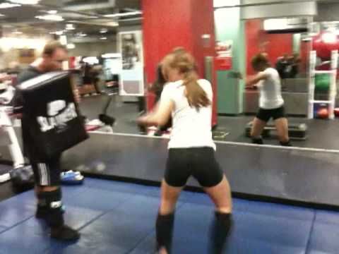 패트릭 켄들 감독이 ‘헤드 크러셔’ 뮤직비디오 발표와 함께 공개한 미셸 워터슨 킥 연습 비하인드 영상 화면