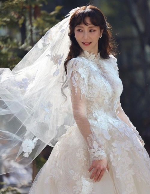 안혜경은 웨딩화보를 공개해 눈길을 모았다. 사진=안혜경 SNS