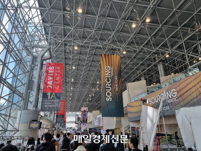 전시를 보러온 방문객들로 북적이던 자비스센터 내부