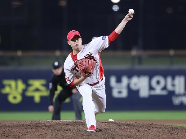 KIA 투수 최지민이 10월 12일 광주 롯데전에서 투구 도중 상대 타구에 맞아 부상을 당했다. 사진(광주)=KIA 타이거즈