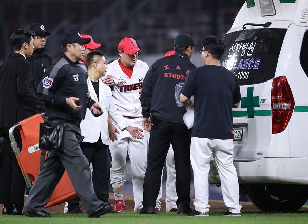 KIA 투수 최지민이 10월 12일 광주 롯데전에서 투구 도중 상대 타구에 맞아 부상을 당했다. 사진(광주)=KIA 타이거즈