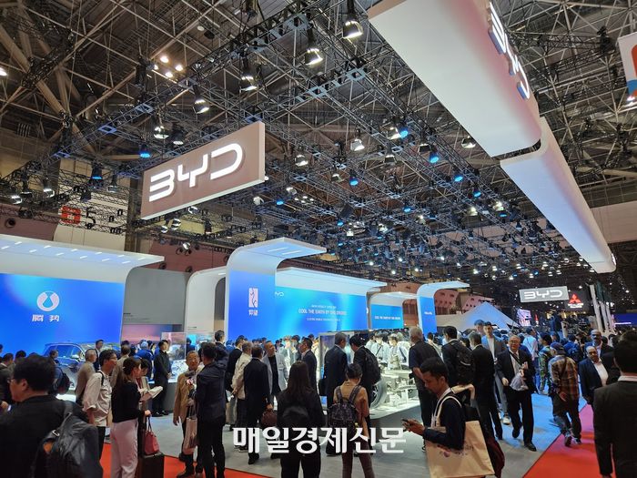 수백명의 취재진으로 둘러싸인 BYD 부스. [이승훈 도쿄 특파원]