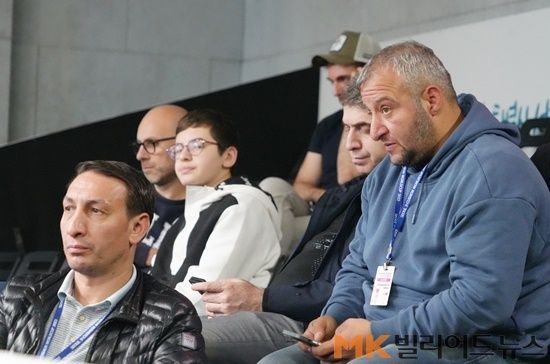 관중석에거 경기를 지켜보고 있는 튀르키예 선수들. 가족을 동반한 선수들도 눈에 띈다.