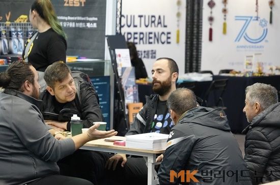 홍보 보스에서 얘기를 나누고 있는 튀르키예 선수 및 관계자들.