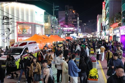 홍대거리 오가는 시민들. 2023.10.28 [사진=연합뉴스]