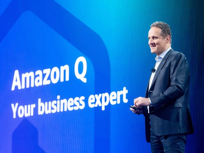 애덤 셀렙스키 아마존웹서비스(AWS) 최고경영자(CEO)가 28일(현지시간) 미국 라스베이거스에서 열린 ‘AWS 리인벤트(re:Invent) 2023’에서 생성형 인공지능(AI) 챗봇 ‘아마존 Q’를 비롯해 새로운 서비스를 발표하고 있다. [AWS 제공]