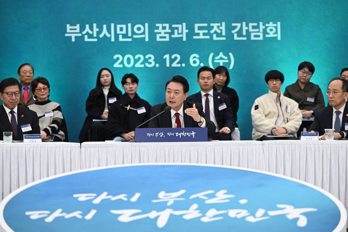 윤석열 대통령이 6일 부산항 국제전시컨벤션센터에서 열린 ‘부산시민의 꿈과 도전’ 격려 간담회에서 발언하고 있다. [이승환 기자]