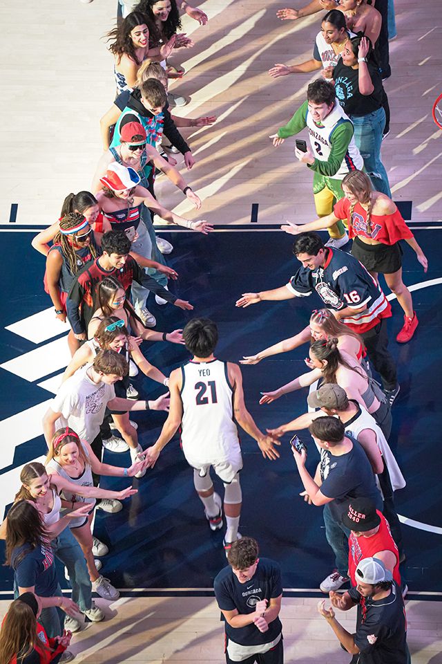 시즌 8라운드 여준석이 미국대학농구 1부리그 선발 데뷔전을 치르기 위해 홈코트에 입장하고 있다. 사진=곤자가 공식 SNS