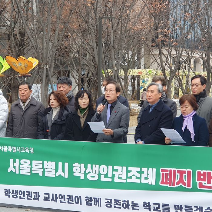 13일 서울 광화문광장에서 조희연 서울시교육감이 학생인권조례 폐지 반대 입장을 밝히고 있다. [서정원 기자]