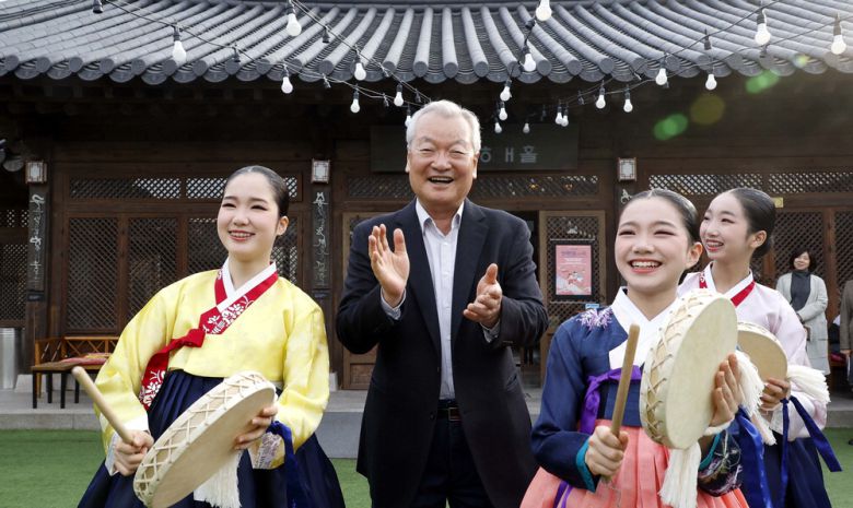 윤영달 크라운해태 회장(가운데)이 남산국악당에서 소고를 치고 있는 국악 영재들 사이에서 손뼉을 치며 화답하고 있다. 김호영기자