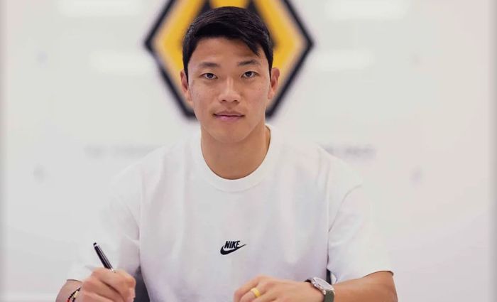 잉글랜드 울버햄프턴과 재계약에 사인한 황희찬.  울버햄프턴 홈페이지