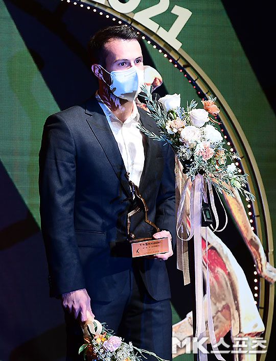 울산 HD의 바코가 2021 한국프로축구연맹 K리그1 베스트11 미드필더 부문에 선정된 소감을 말하고 있다. 사진=김영구 기자