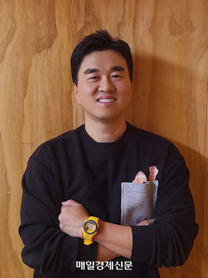 이강희 JDB엔터테인먼트 대표가 서울 마포구에 위치한 JDB엔터테인먼트 사무실에서 웃고 있다. <사진=신수현 기자>