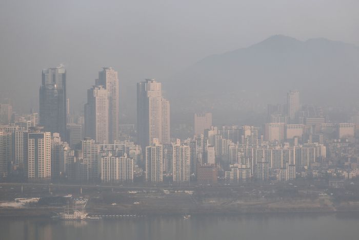 지난 28일 서울 광진,성동구 일대 아파트 단지가 미세먼지에 갇혀 뿌옇게 보인다. [사진 = 연합뉴스]