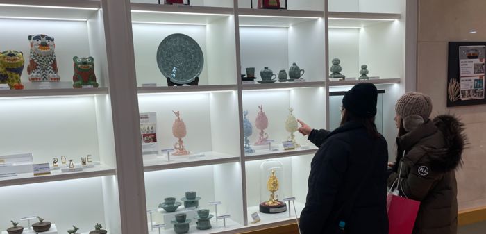 국립중앙박물관 문화상품점에서 관람객들이 최근 출시돼 인기를 끌고 있는 백제금동대향로 미니어처를 살펴보고있다. <국립중앙박물관>