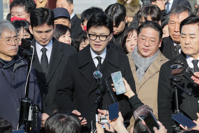 국민의힘 한동훈 비상대책위원장이 4일 광주 북구 국립5·18민주묘지에서 참배를 마치고 발언하고 있다. [사진 = 연합뉴스]