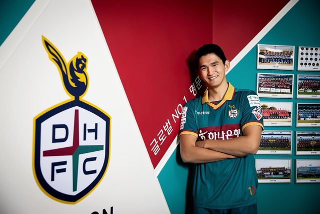 대전하나시티즌과 손을 잡은 홍정운. 사진=대전 제공