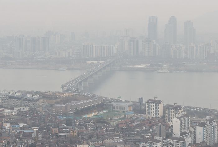 지난 4일 오전 서울 강남의 한 건물에서 바라본 서울 하늘이 뿌옇게 보이고 있다. [사진 출처 = 연합뉴스]