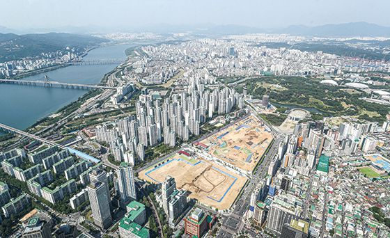 서울 송파구 신천동의 잠실진주(잠실래미안아이파크) 아파트 재건축 현장 모습 <사진 연합뉴스>