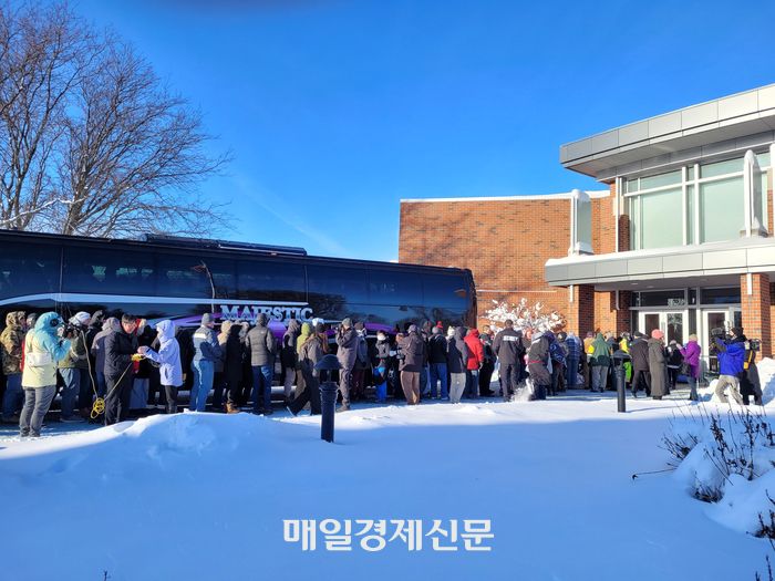 14일(현지시간) 아이오와주 인디애놀라 심슨 칼리지에서 예정된 도널드 트럼프 전 미국 대통령 유세현장에 참석하기 위해서 강추위에도 행사시작 3시간 전부터 대기하고 있는 유권자 행렬<인디애놀라(아이오와주) 강계만 특파원>