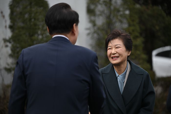 박근혜 전 대통령이 지난달 29일 윤석열 대통령과의 오찬을 위해 서울 용산구 한남동 대통령 관저를 방문한 모습. [출처 : 연합뉴스]