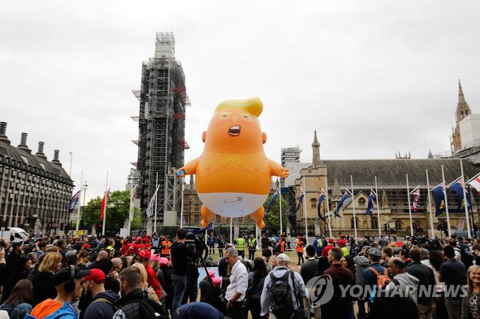 지난 2019년 6월, 도널드 트럼프 미국 대통령의 영국 국빈방문 당시 반(反) 트럼프 시위대가 모인 런던 의회 광장에 ‘트럼프 베이비’ 풍선이 띄워져 있다. 이들은 동성애자와 유색인종 등에 차별적인 트럼프 대통령의 정책을 비판하는 플래카드를 내걸고 시위에 나섰다. [사진출처 = AFP/연합뉴스]