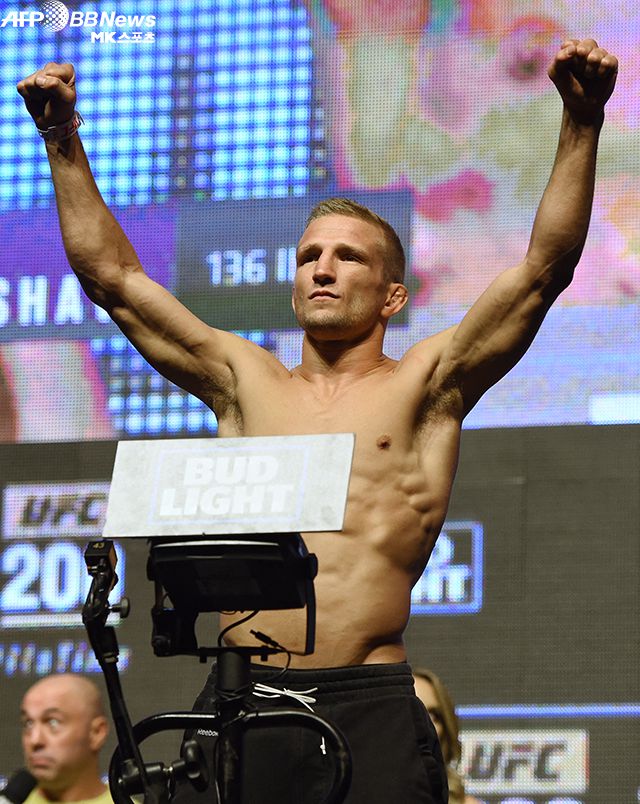 티제이 딜라쇼가 2016년 7월 UFC200 밴텀급 계체 통과를 기뻐하고 있다. 사진=AFPBBNews=News1