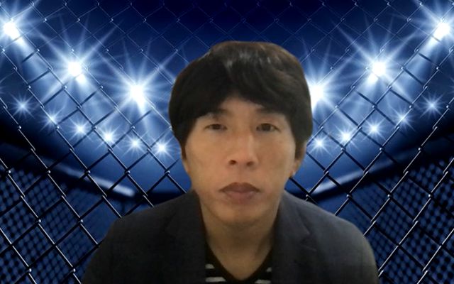 미즈가키 다케야 종합격투기 해설위원이 UFC 경기장 ‘옥타곤’을 배경으로 MK스포츠와 화상 인터뷰 질문을 듣고 있다.