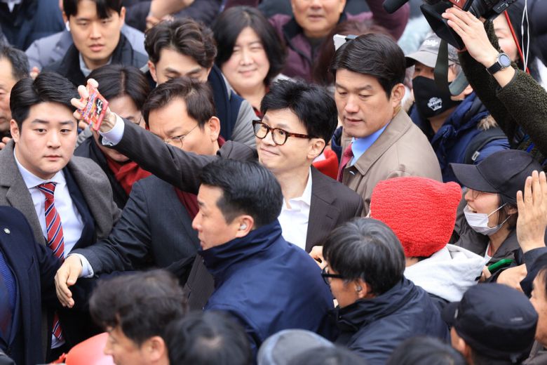 셀카 찍는 韓 한동훈 국민의힘 비상대책위원장이 지난 3일 오후 경기도 김포시 라베니체광장에서 열린 '김포-서울 통합 염원 시민대회'에 참석해 셀카를 찍고 있다.  연합뉴스