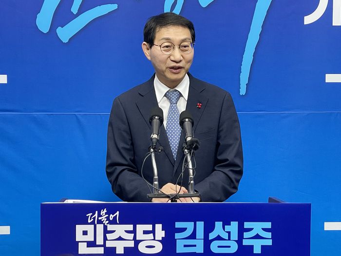 김성주 더불어민주당 의원이 지난 2일 전북특별자치도의회에서 3선 도전 기자회견을 열고 출마의 변을 밝히고 있다. [사진 출처 = 연합뉴스]