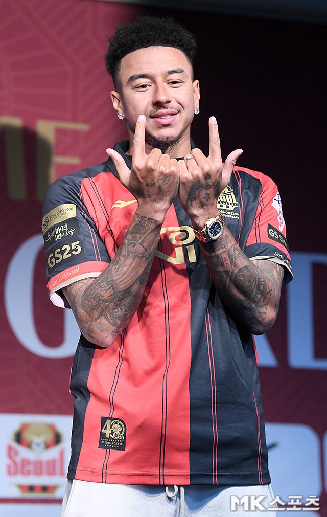 FC서울의 새 식구가 된 제시 린가드는 8일 서울 상암월드컵경기장에서 열린 공식 입단 기자회견에 참석했다. 그는 FC서울의 유니폼, 그리고 머플러를 착용하며 첫선을 보였다. 사진(상암 서울)=천정환 기자