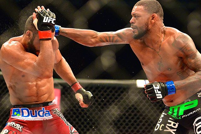마이클 존슨(오른쪽)이 2015년 2월 UFC 파이트 나이트 61 코-메인이벤트에서 이드송 바르보자를 공격하고 있다. 사진=TKO