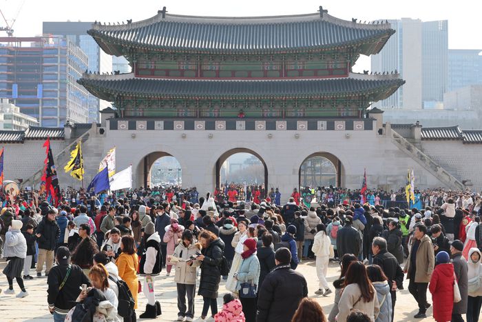 설 연휴 첫날인 지난 9일 오후 서울 종로구 경복궁이 관람객들로 붐비고 있다. 문화재청 궁능유적본부는 설 연휴 동안 4대 궁과 종묘, 조선왕릉 등을 무료 개방한다. [사진 출처 = 연합뉴스]
