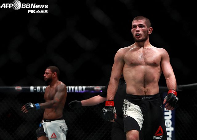 마이클 존슨(왼쪽)과 하비프 누르마고메도프가 UFC205 라이트급 경기 라운드 종료 후 각자의 코너로 가고 있다. 둘의 승부는 3라운드에 가려졌다. 사진=AFPBBNews=News1