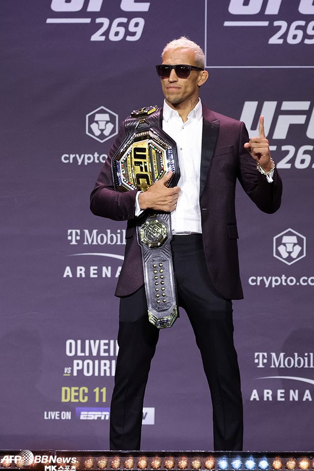 찰스 올리베이라가 2021년 12월 UFC 라이트급 타이틀 1차 방어전 기자회견에서 챔피언 벨트와 함께 기념 촬영을 하고 있다. 사진=AFPBBNews=News1