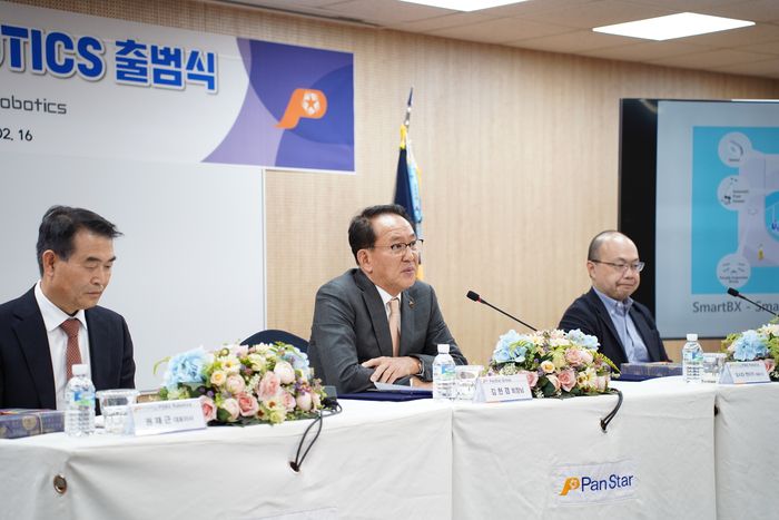 팬스타그룹은 16일 부산시 중구 중앙동 팬스타크루즈플라자에서 소프트뱅크 로보틱스와 공동 설립한 합작법인 ‘PSBX로보틱스’ 출범식을 열었다. 왼쪽부터 권재근 팬스타테크솔루션 대표, 김현겸 팬스타그룹 회장, 요시다 겐이치 소프트뱅크 로보틱스 사업총괄 책임자. [팬스타그룹]