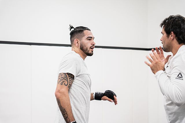 앤서니 에르난데스(왼쪽)가 UFC298 대비 훈련 도중 코치의 조언을 듣고 있다. 사진=TKO 제공