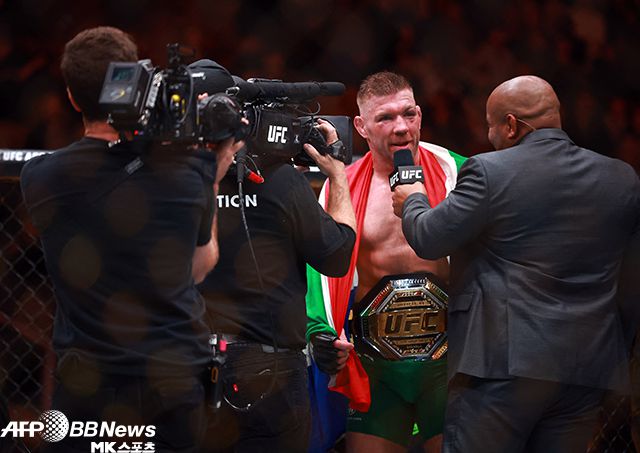 드리퀴스 뒤플레시스가 2024년 1월 UFC 미들급 타이틀매치 승리로 챔피언이 되어 현장 인터뷰를 하고 있다. 사진=AFPBBNews=News1