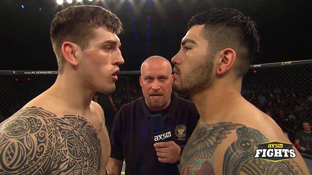 브렌던 앨런(왼쪽)과 앤서니 에르난데스(오른쪽)가 2018년 1월 LFA 미들급 챔피언 결정전 시작에 앞서 마주 보고 있다. 사진=미국 AXS TV 방송화면