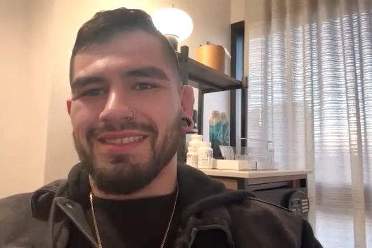 앤서니 에르난데스가 UFC298 사전 화상 인터뷰 MK스포츠 질문에 답변하고 있다.