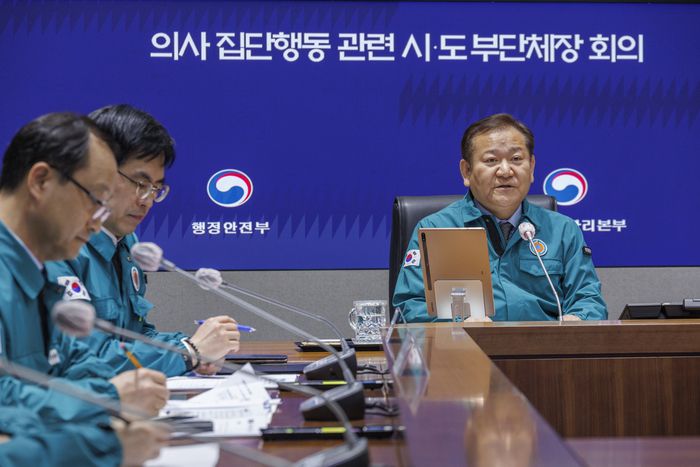 정부의 의대 정원 확대 강행에 반발해 전국의 전공의들이 사직서를 제출하며 의료 현장을 떠나 ‘의료 대란’이 표면화되고 있는 20일 오후 이상민 행정안전부 장관이 서울 종로구 정부서울청사에서 열린 의사 집단행동 관련 시ㆍ도 부단체장 회의에 참석해 의료 공백 최소화를 위한 협조를 당부하고 있다. [사진 = 연합뉴스]