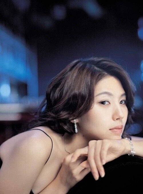 25살이라는 젊은 나이에 지고 만 별, 배우 故 이은주의 기일이 돌아왔다. 우리의 곁을 떠난 지 어느덧 19년이 지났지만, 그의 유작들은 여전히 사라지지 않고 아름다운 빛을 남기며 깊은 울림을 선사하고 있다.