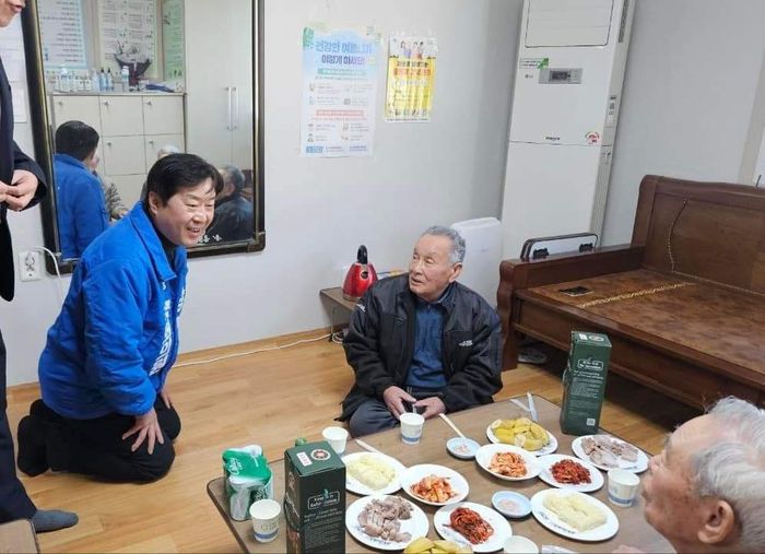 황명선 전 논산시장이 지난 13일 충남 논산 노성면 두사1리 마을총회를 찾아 시민들을 만나 인사를 나누고 있다. [황 전 논산시장 페이스북]