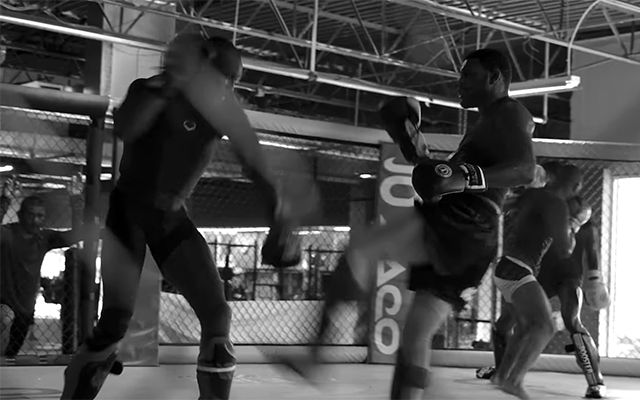 팀원들이 ‘전쟁 같은 대련, 지옥의 5분’으로 부른 카마루 우스만(왼쪽)-마이클 존슨 ‘블랙질리언’ 스파링 영상 화면