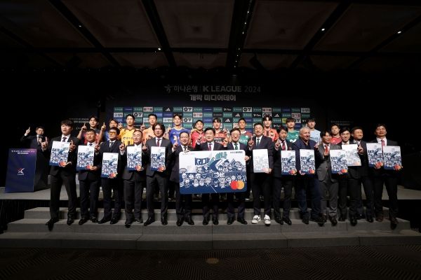 한국프로축구연맹과 하나은행, 하나카드가 올 시즌 개막을 앞두고 K리그 통합 팬카드 K리그 축덕카드 시즌2를 출시했다. 사진=한국프로축구연맹 제공