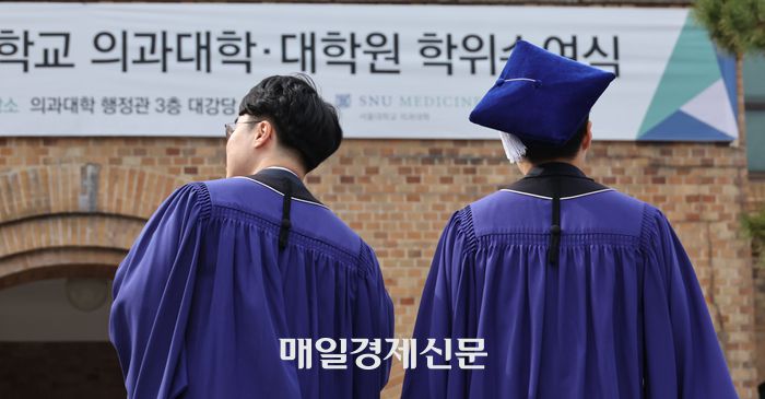 27일 열린 서울대 의과대학·대학원 학위수여식에 참석한 졸업생들이 어딘가를 바라보고 있다. [이승환 기자]